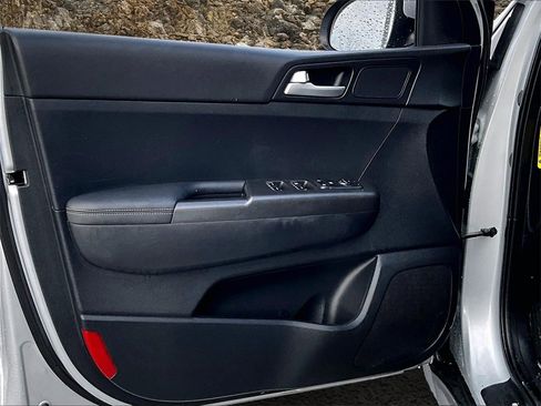 Used 2020 Kia Sportage LX image 20