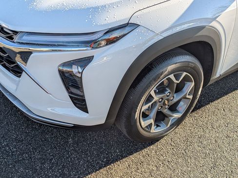 Used 2025 Chevrolet Trax LT w/ LT Convenience Package image 11