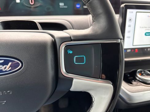 Used 2025 Ford Expedition Platinum image 19