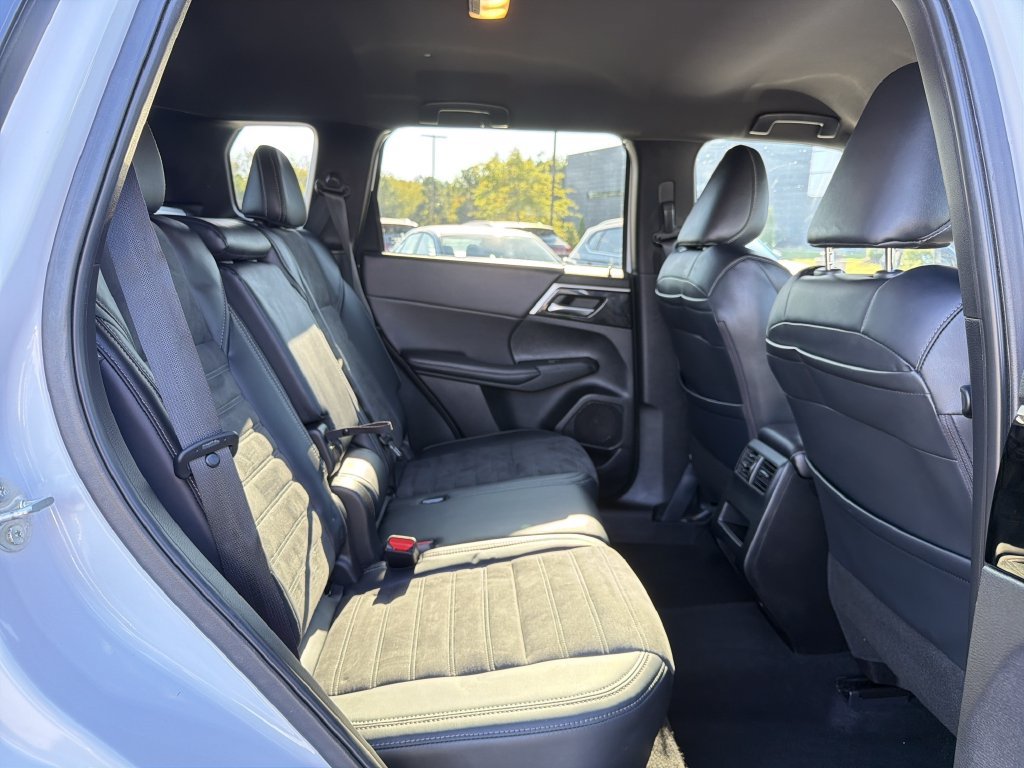 Used 2024 Mitsubishi Outlander SE Black Edition FWD image 16