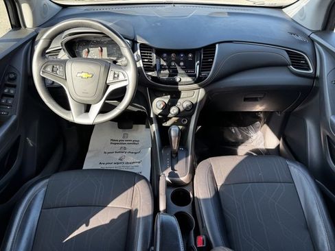 Certified 2022 Chevrolet Trax LT w/ LT Convenience Package image 9