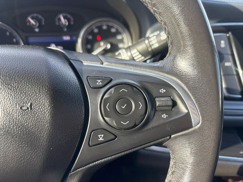 Used 2020 Buick Enclave Essence image 18