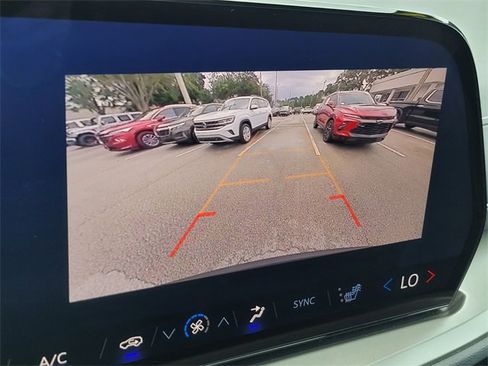 Used 2025 Chevrolet Traverse LT image 31