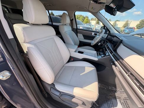 Used 2025 Hyundai Santa Fe SEL FWD image 32