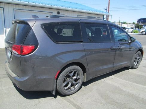 Used 2018 Chrysler Pacifica Touring-L w/ Premium Audio Group FWD image 3