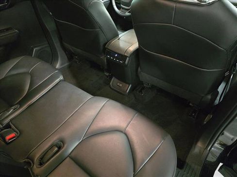 Used 2023 Toyota Highlander XLE AWD/4WD image 11