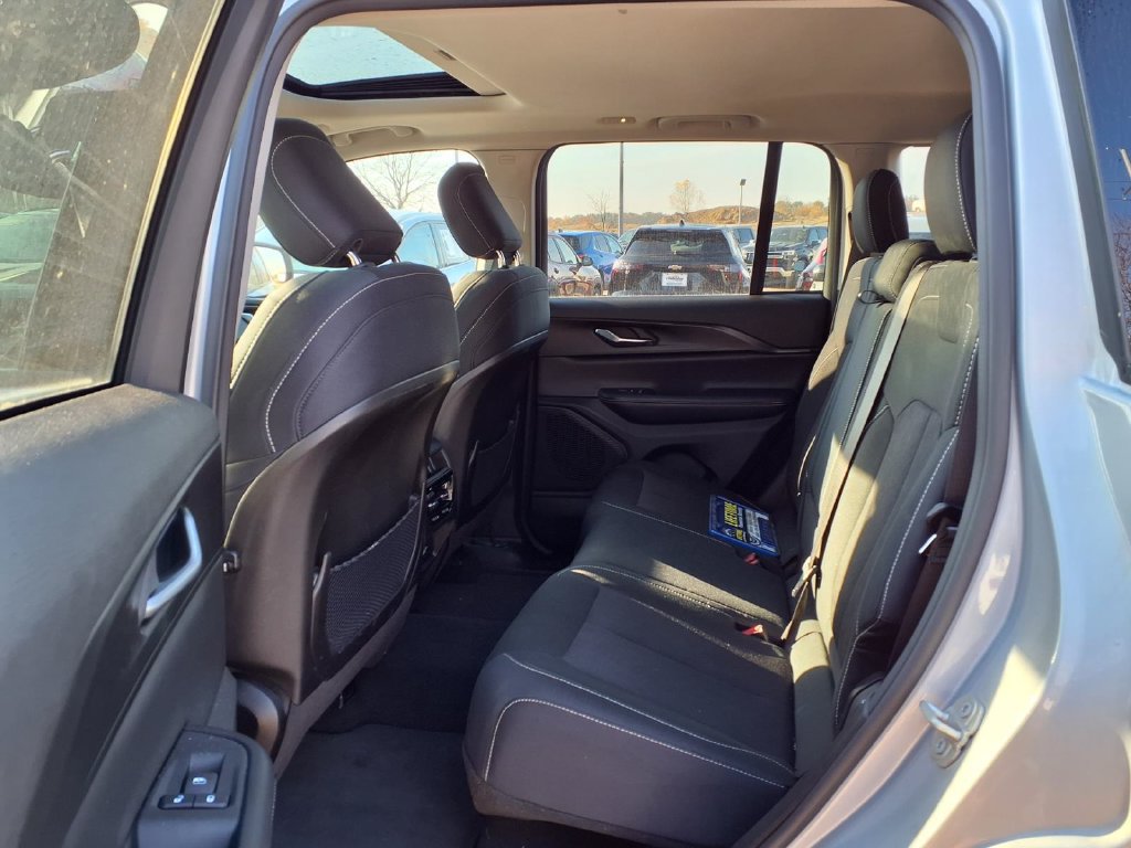 Used 2024 Jeep Grand Cherokee Laredo AWD/4WD image 13