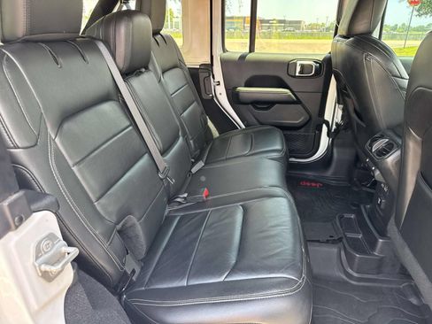 Used 2018 Jeep Wrangler Unlimited Sahara AWD/4WD image 11