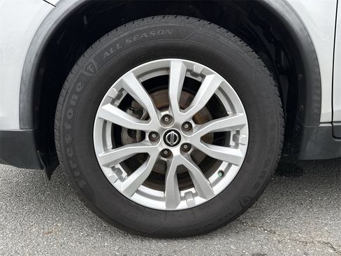 Used 2018 Nissan Rogue SV image 32
