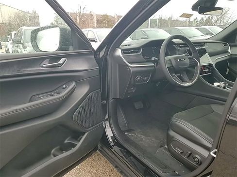 New 2025 Jeep Grand Cherokee L Laredo image 24