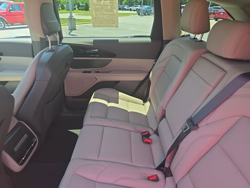 Used 2025 Lincoln Nautilus Premier AWD/4WD image 13