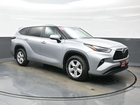 Used 2024 Toyota Highlander LE image 8