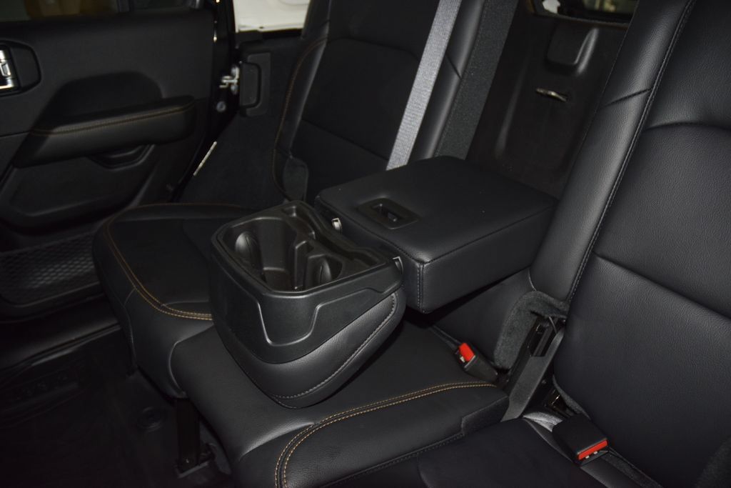 Used 2025 Jeep Wrangler Unlimited Sahara AWD/4WD image 44