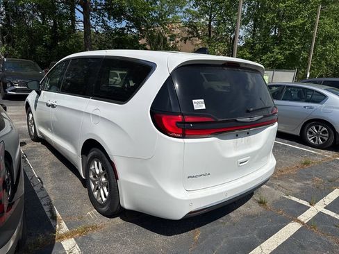 Used 2024 Chrysler Pacifica Touring-L image 6