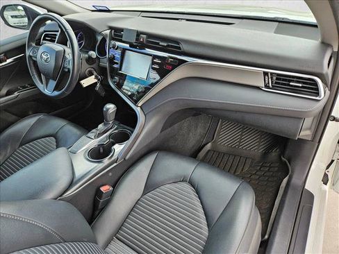 Used 2018 Toyota Camry SE FWD image 19