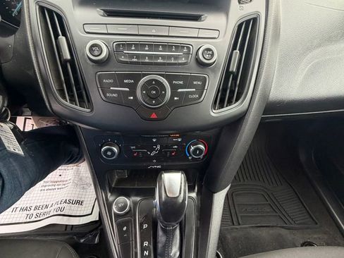 Used 2016 Ford Focus SE w/ SE Cold Weather Package FWD image 28