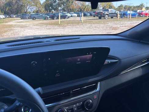 Used 2025 Buick Envista Preferred image 21