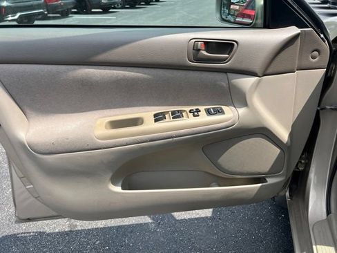 Used 2004 Toyota Camry LE FWD image 19