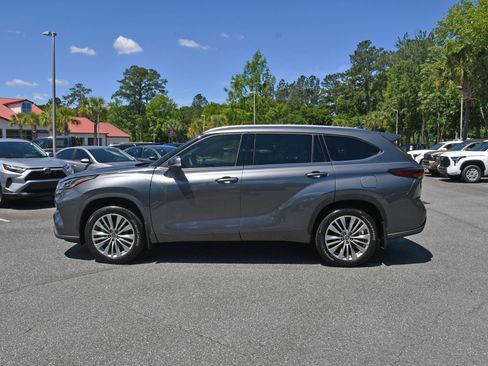Used 2024 Toyota Highlander Platinum FWD image 2
