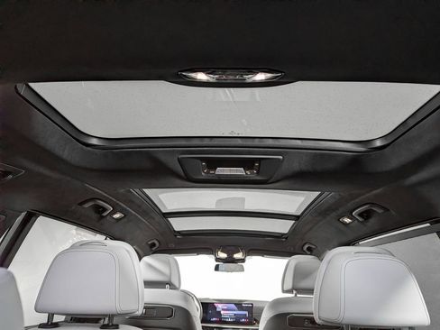 Used 2025 BMW X7 xDrive40i w/ Premium Package image 13
