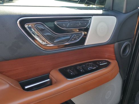 Used 2019 Lincoln Navigator Reserve image 20