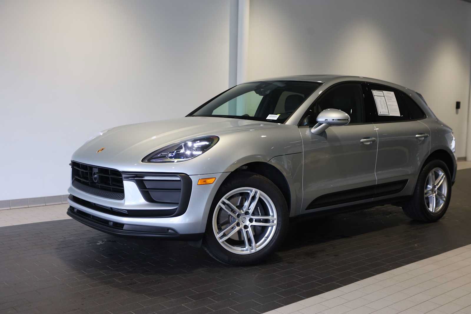 Used 2025 Porsche Macan AWD/4WD image 1