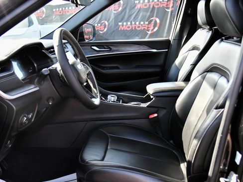 Used 2024 Jeep Grand Cherokee L Limited w/ Luxury Tech Group II image 18