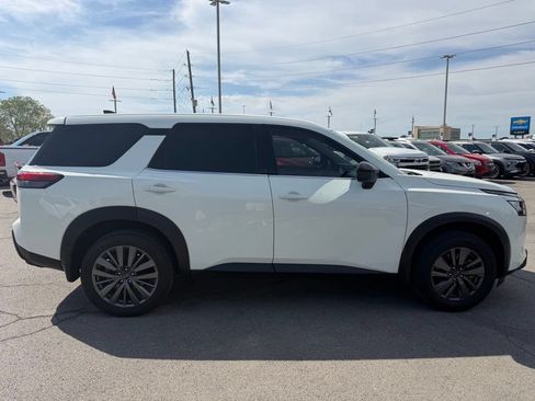 Used 2024 Nissan Pathfinder S FWD image 2