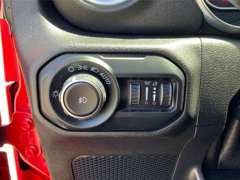 Used 2018 Jeep Wrangler Unlimited Sahara AWD/4WD image 17