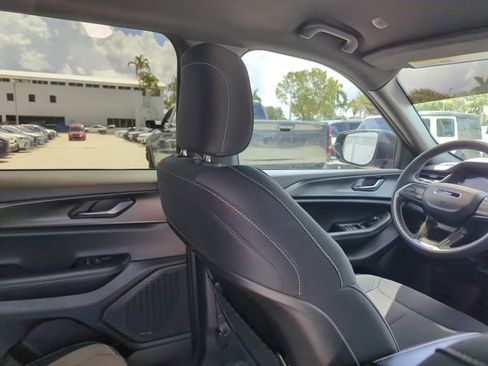 Used 2025 Jeep Grand Cherokee Laredo w/ Luxury Tech Group I RWD image 24