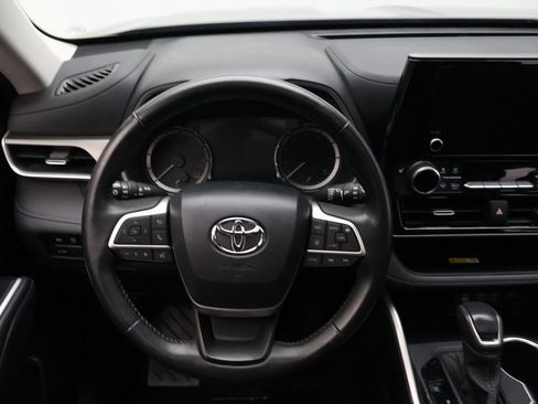 Used 2024 Toyota Highlander XLE FWD image 23