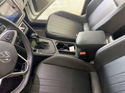 Used 2022 Volkswagen Tiguan SE FWD image 45