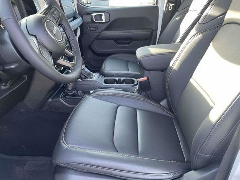 New 2026 Jeep Gladiator Sahara image 18