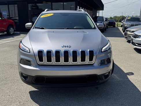 Used 2017 Jeep Cherokee Latitude w/ Comfort/Convenience Group FWD image 3
