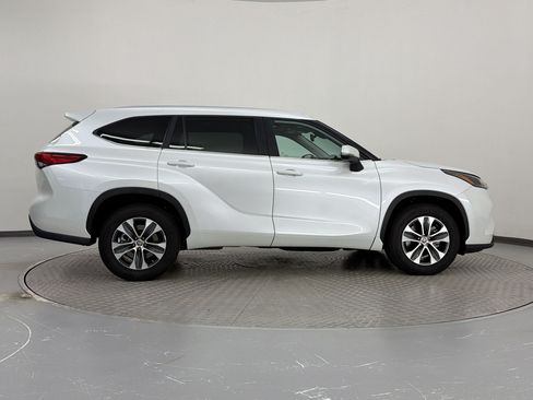 Used 2023 Toyota Highlander XLE FWD image 8
