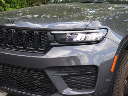 Used 2023 Jeep Grand Cherokee Altitude AWD/4WD image 3