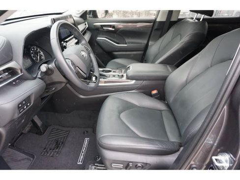Certified 2021 Toyota Highlander Limited AWD/4WD image 16