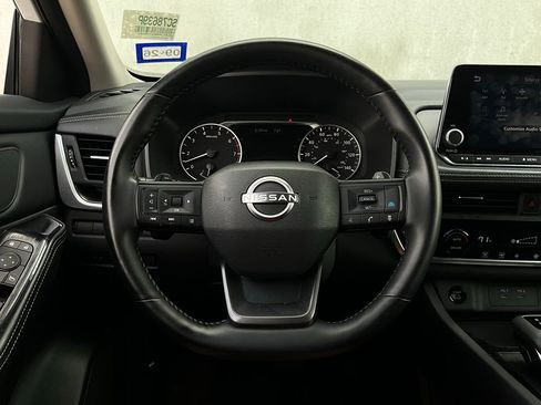 Used 2025 Nissan Rogue SV image 32