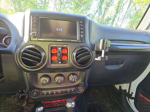 Used 2018 Jeep Wrangler Unlimited Rubicon AWD/4WD image 22