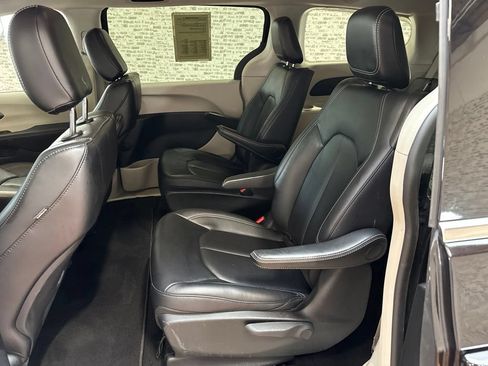Used 2024 Chrysler Pacifica Limited FWD image 16