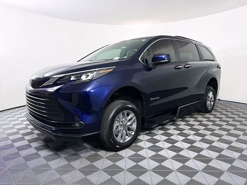 Used 2026 Toyota Sienna XLE FWD image 3