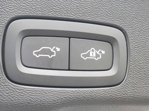 Used 2025 Volvo XC60 B5 Core image 28