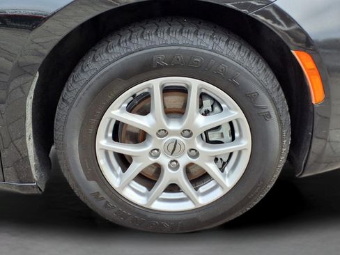 Used 2023 Chrysler Pacifica Touring-L FWD image 10