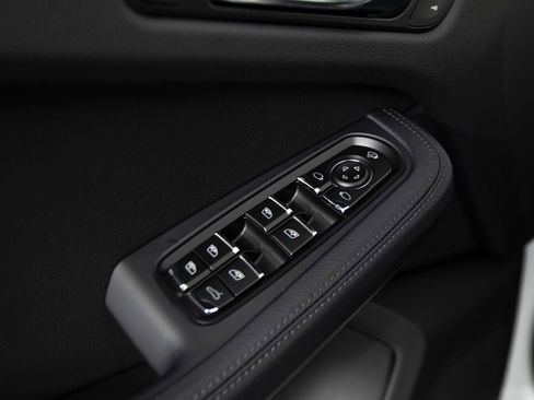 New 2026 Porsche Macan image 19