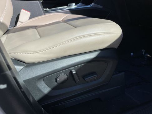 Used 2022 Ford Explorer XLT image 44