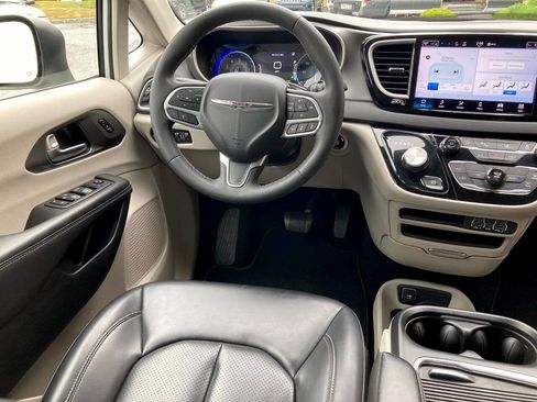 Used 2023 Chrysler Pacifica Touring-L FWD image 7