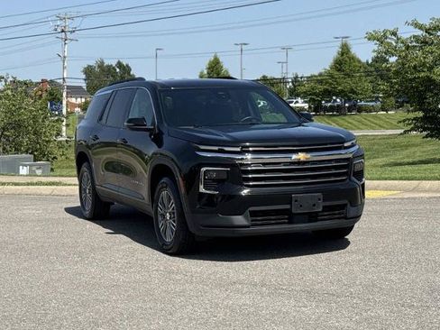Used 2025 Chevrolet Traverse LT AWD/4WD image 3