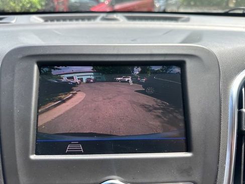 Used 2021 Chevrolet Equinox LT w/ Driver Convenience Package image 3