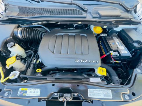 Used 2014 Volkswagen Routan SE FWD image 35