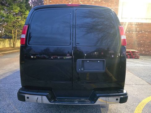 Used 2018 Chevrolet Express 2500 w/ Driver Convenience Package image 5